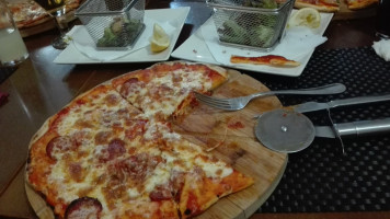 La Pizzería food