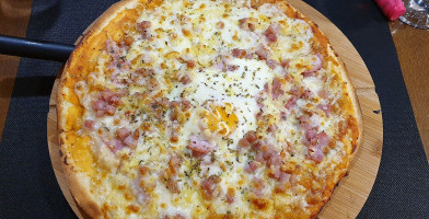 La Pizzería food