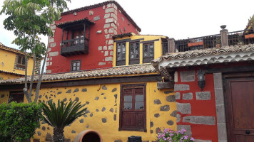 El Nogal outside