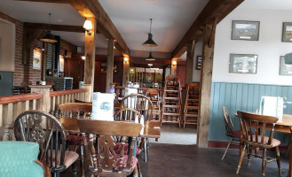 The Rising Sun Dentro