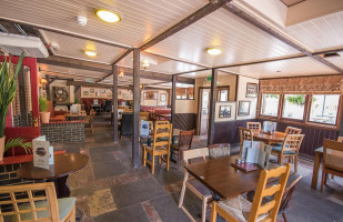 The Rising Sun Dentro