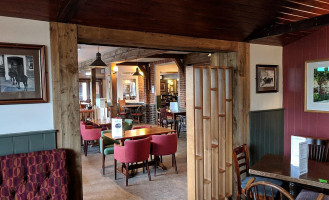 The Rising Sun Dentro