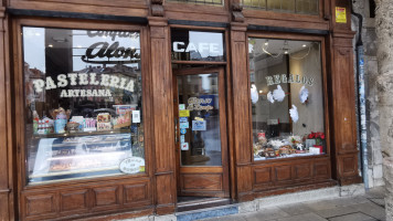 Confiteria Alonso De Linaje outside