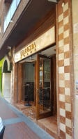 Cafeteria Robusta Laura outside