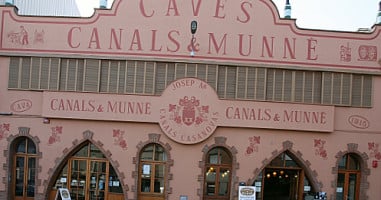Cavas Canals I Munne outside