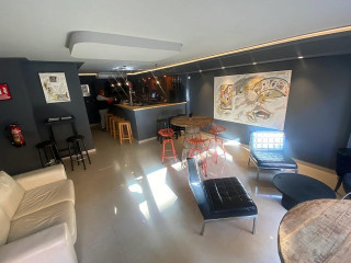 Brut, Cocteles, Vermuts Y Sala De Exposiciones